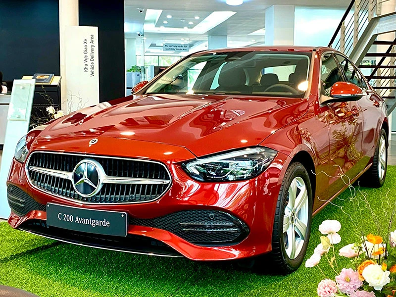 Động cơ mạnh mẽ càng gia tăng giá trị cho Mercedes C200 Avantgarde 2024