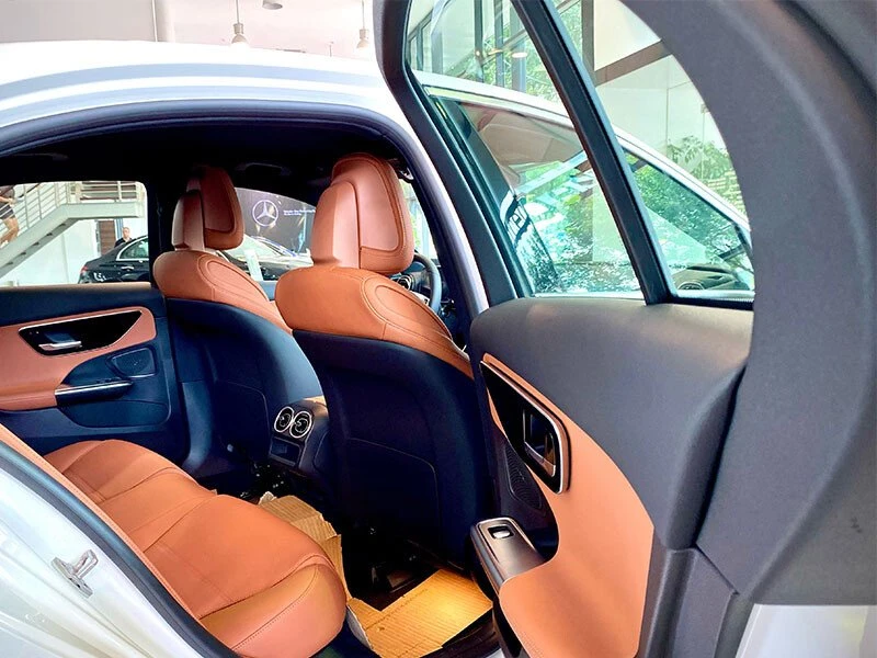 Không chỉ khoang lái, ghế phía sau cũng cực kỳ thoải mái