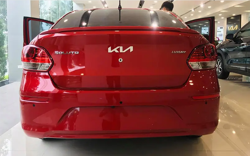 Đuôi xe Kia Soluto mềm mại, uyển chuyển